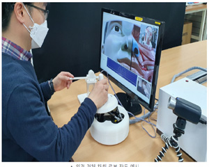 의사와 환자 접촉 없이도 원격으로 검사물 채취하는 진료 로봇 개발